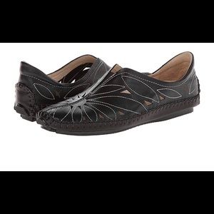 NWOT Pikolinos Patterned Walking Shoe